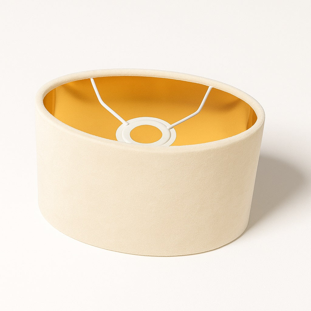 Abat-jour ovale Alboria en velours beige, intérieur doré lumineux, structure E27 robuste.
