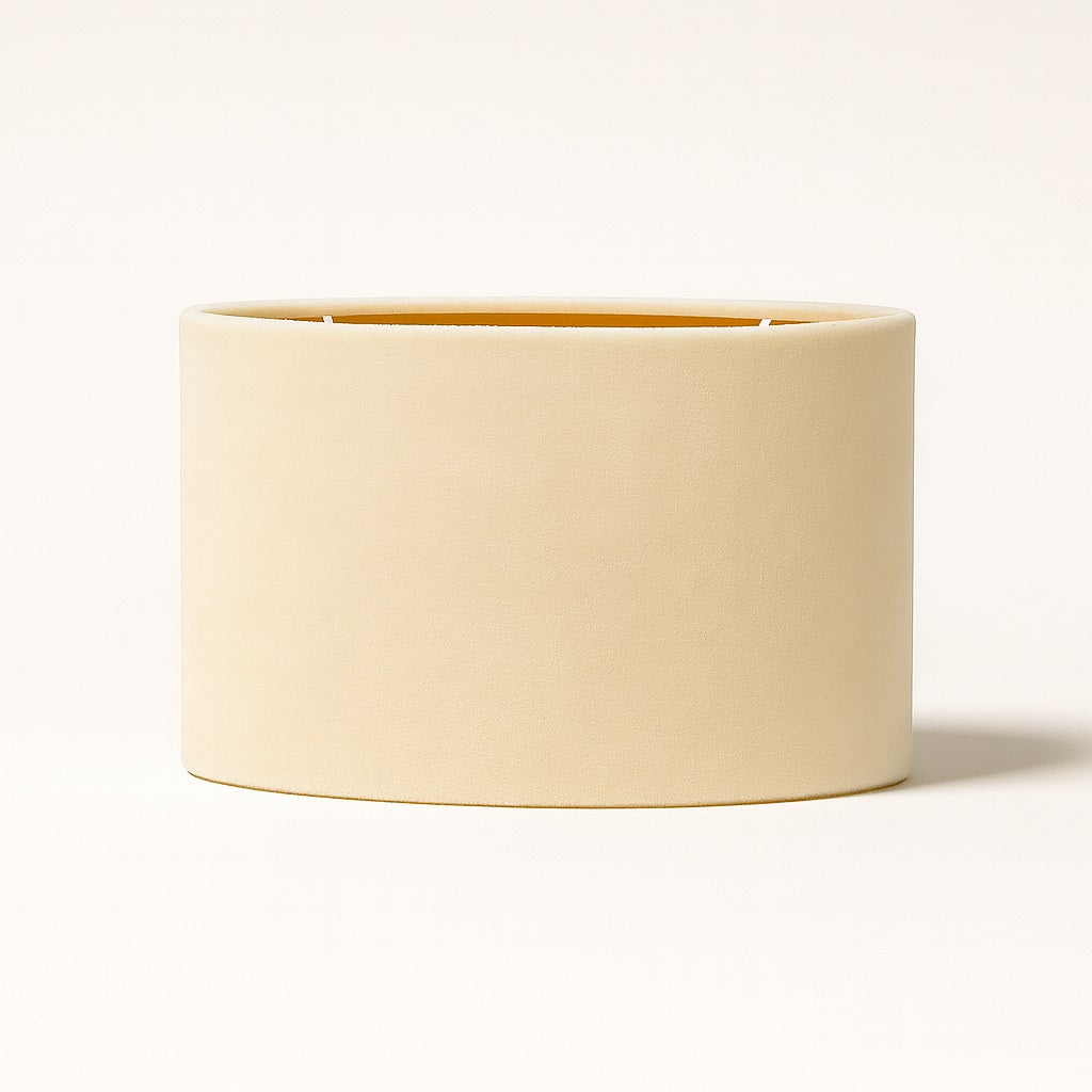 Abat-jour ovale en velours beige Alboria avec intérieur doré, design élégant et raffiné.