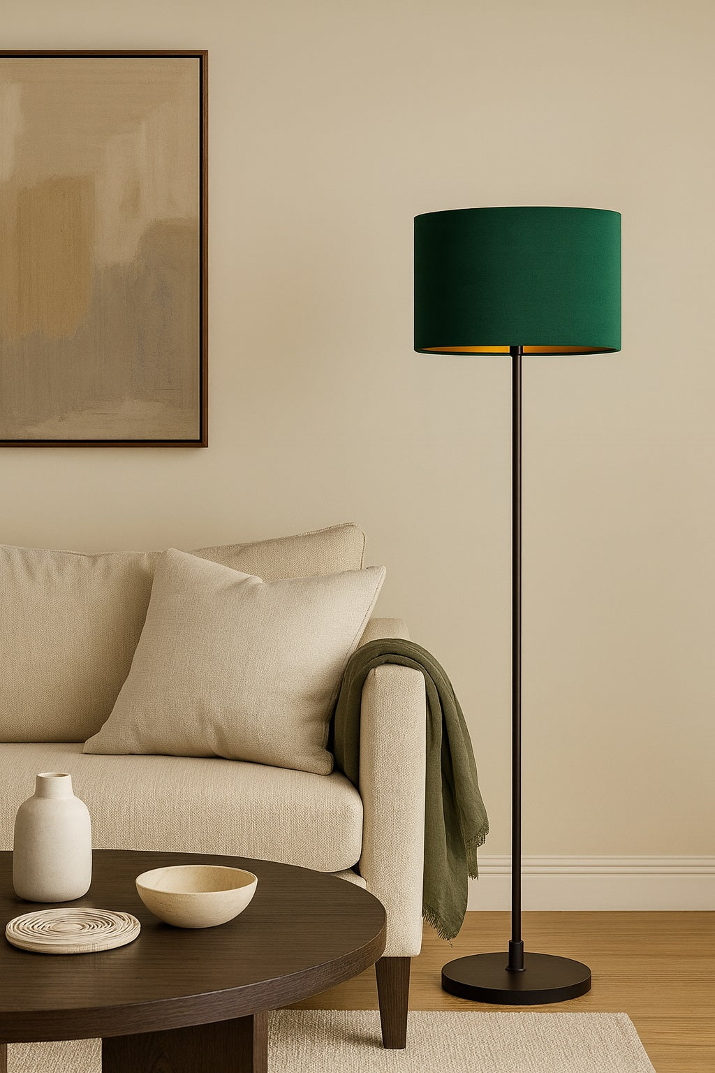 Lampe sur pied avec abat-jour en velours vert émeraude et intérieur doré, mise en scène dans un salon contemporain.