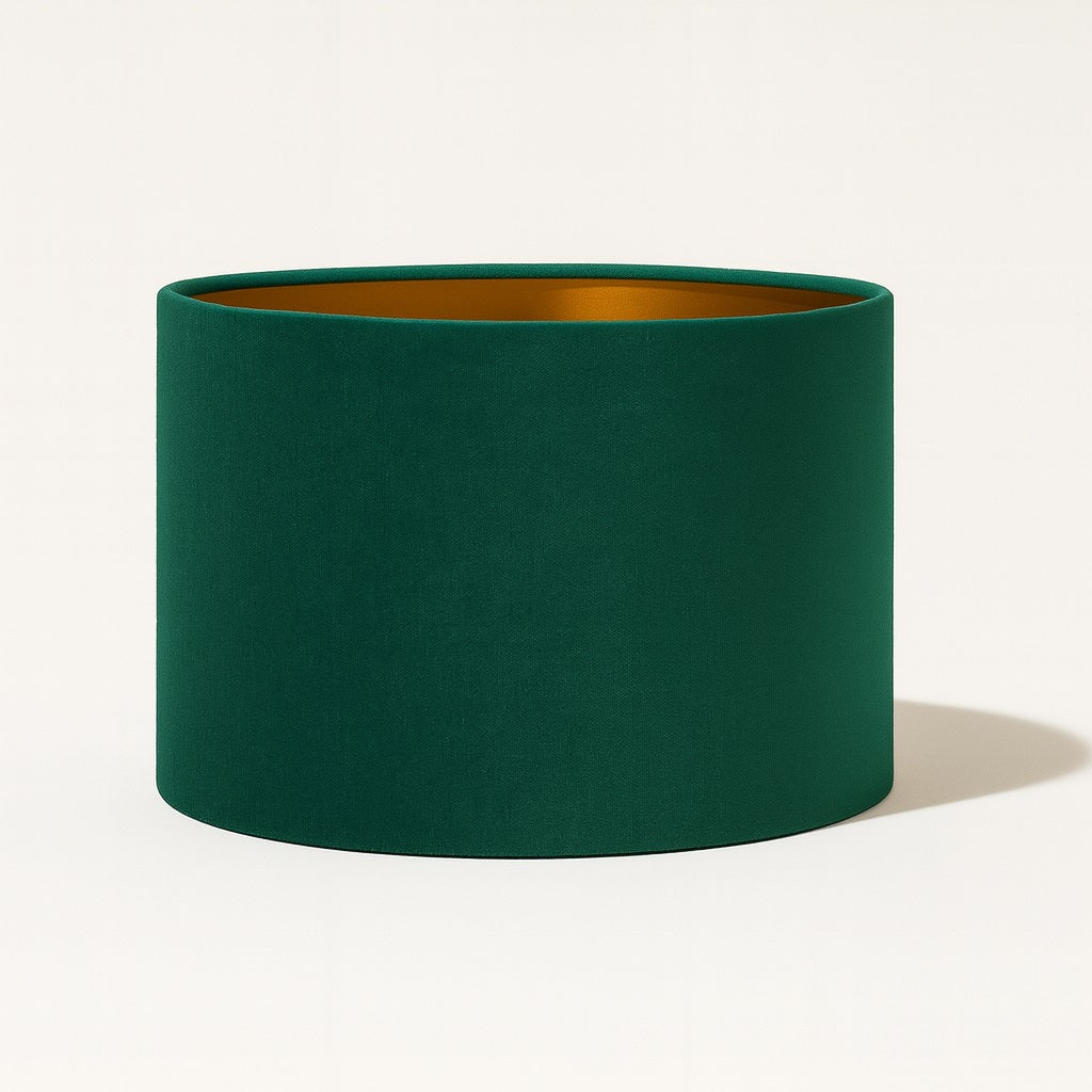 Abat-jour ovale en velours vert émeraude avec intérieur doré, design chic pour lampe de chevet ou lampe sur pied.