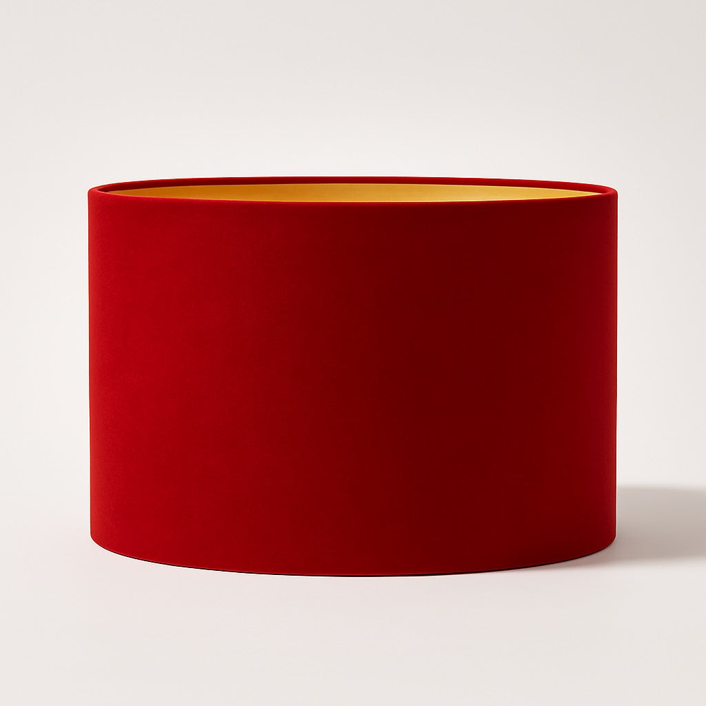Abat-jour ovale en velours rouge Rubinia avec intérieur doré, design chic et raffiné.