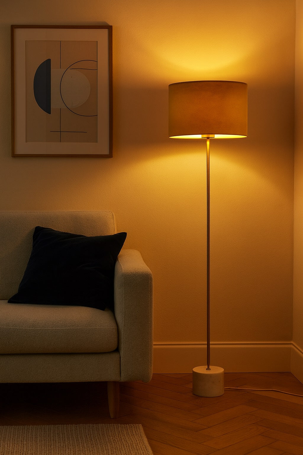 Abat-jour Solelia en velours jaune installé sur lampadaire, lumière tamisée cosy dans le séjour.