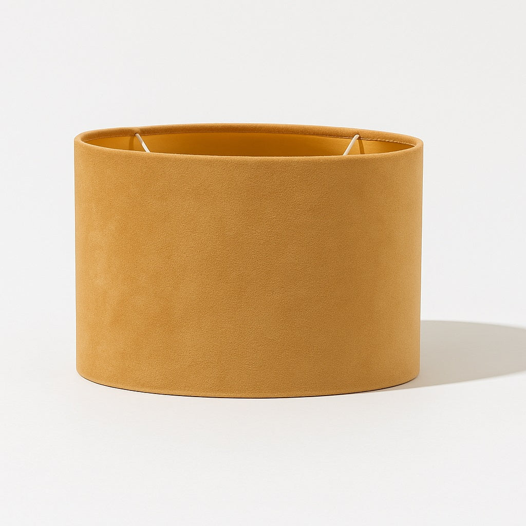 Abat-jour ovale en velours jaune Solelia, vue produit studio sur fond blanc.