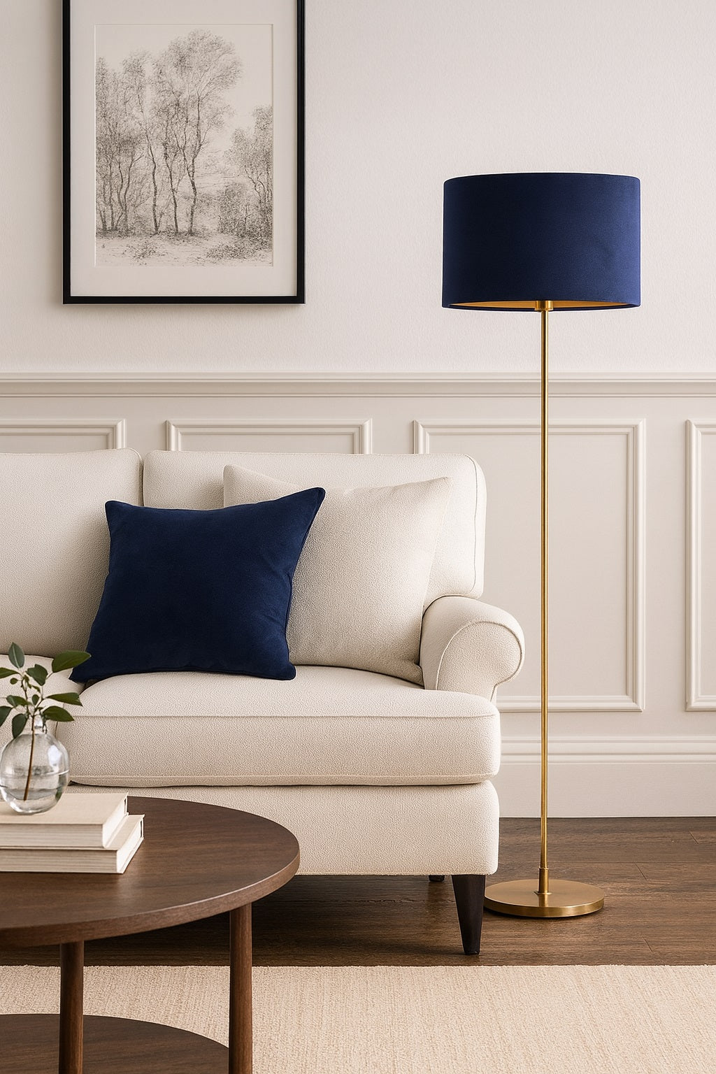 Lampe sur pied avec abat-jour ovale en velours bleu et doublure dorée, installée dans un salon élégant