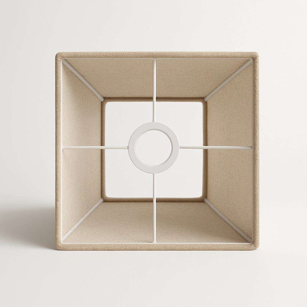 Vue intérieure d’un abat-jour pyramidal en lin beige avec armature métallique blanche et support pour douille E27.