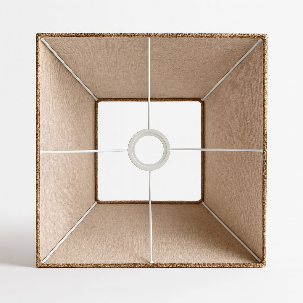 Vue intérieure d’un abat-jour pyramidal en lin tabac avec armature métallique blanche pour culot E27, design géométrique et naturel.