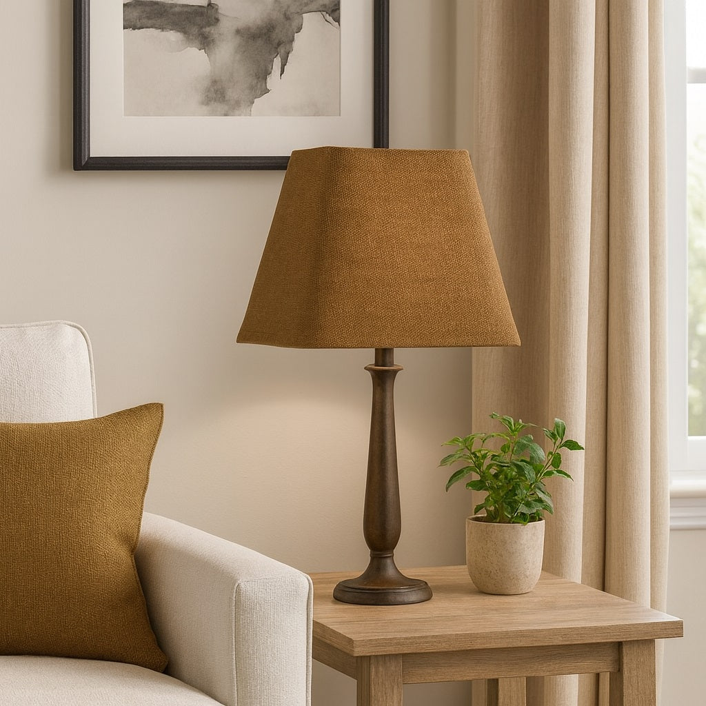 Abat-jour pyramide en lin couleur tabac sur lampe bois, style naturel et chaleureux, déco salon