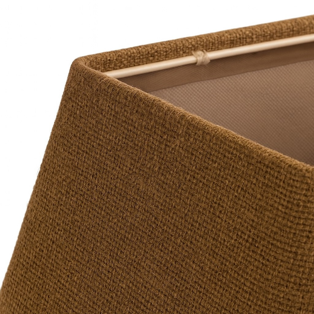 Zoom texture lin tabac sur abat-jour pyramide, tissu naturel élégant pour décoration maison