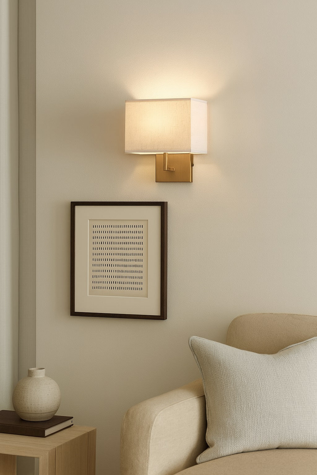 Lampe murale avec abat-jour rectangulaire en tissu beige, déco élégante et lumière douce pour séjour.