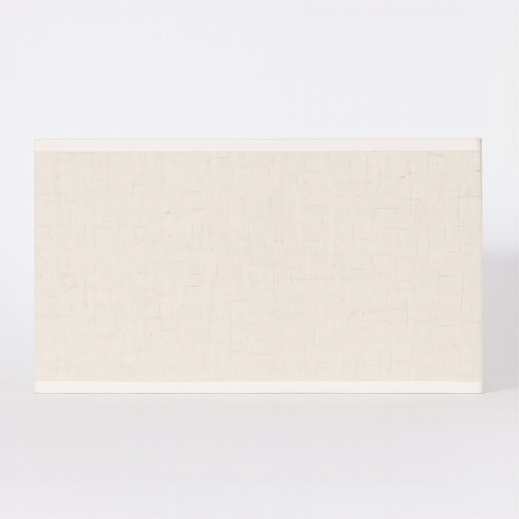 Abat-jour rectangulaire beige clair en tissu, vue profil, accessoire pour lampe moderne et design intérieur.