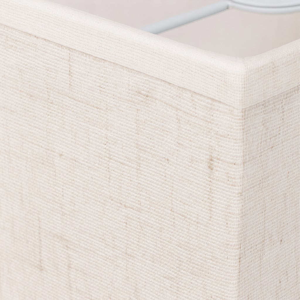 Zoom sur la texture en tissu beige de l’abat-jour rectangulaire, parfait pour lampe design et déco cosy.