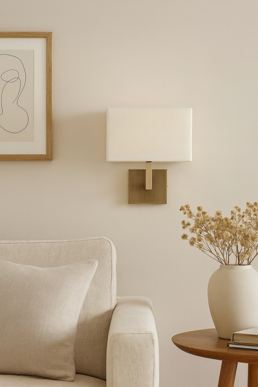Applique murale avec abat-jour rectangulaire Velina ivoire, lumière douce et déco élégante pour salon moderne.