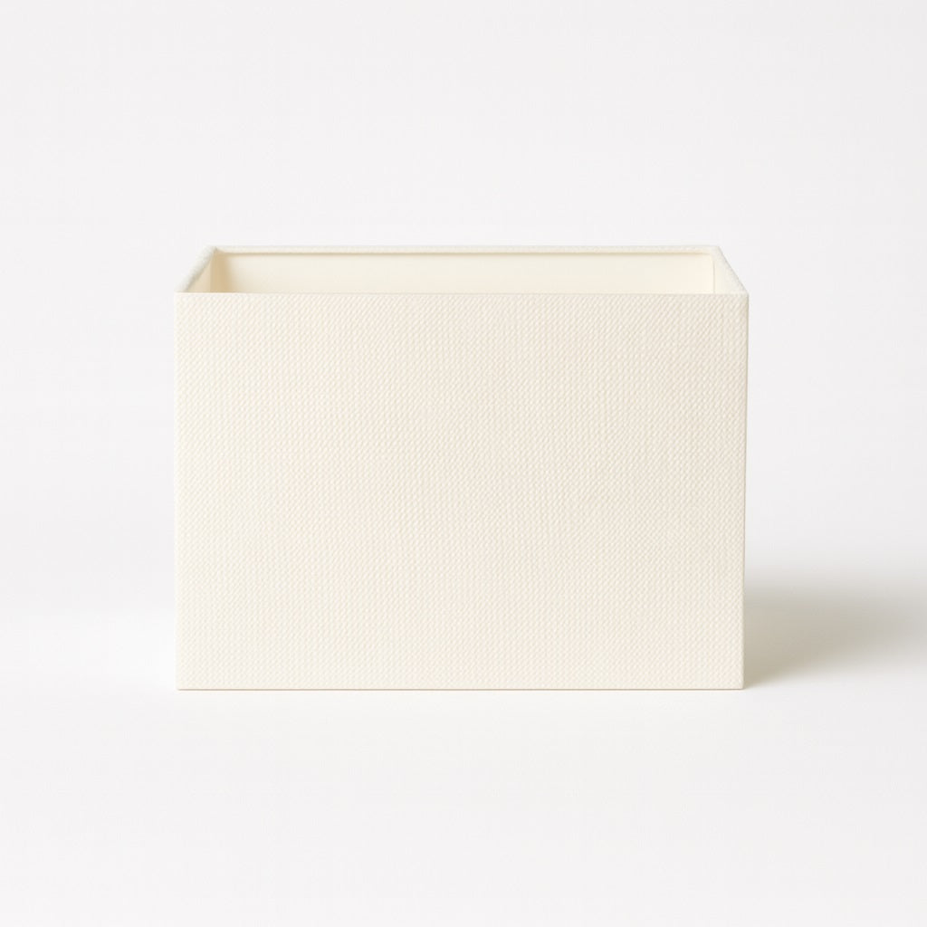 Abat-jour rectangulaire Velina ivoire en tissu, format long, accessoire pour lampe contemporaine et design intérieur.