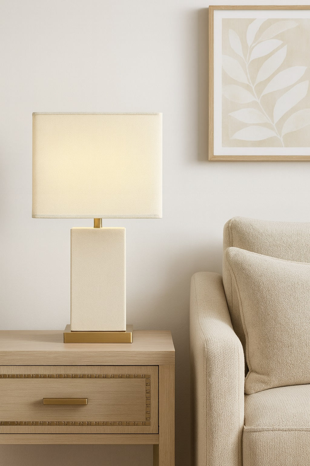 Lampe de chevet avec abat-jour rectangulaire Velina ivoire, ambiance chaleureuse et raffinée dans le salon.