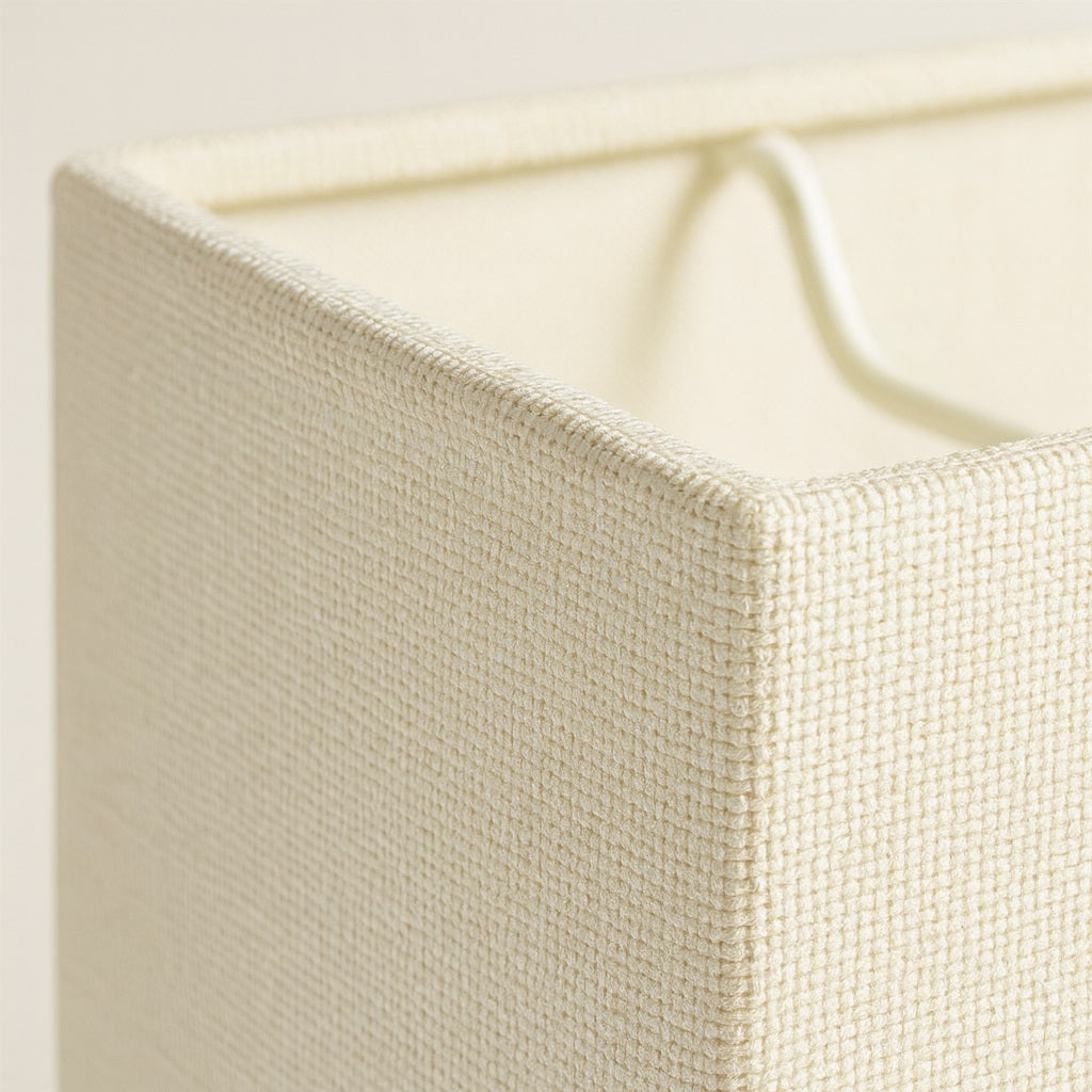 Zoom sur la texture en tissu ivoire de l’abat-jour rectangulaire Velina, finition élégante pour lampe design.