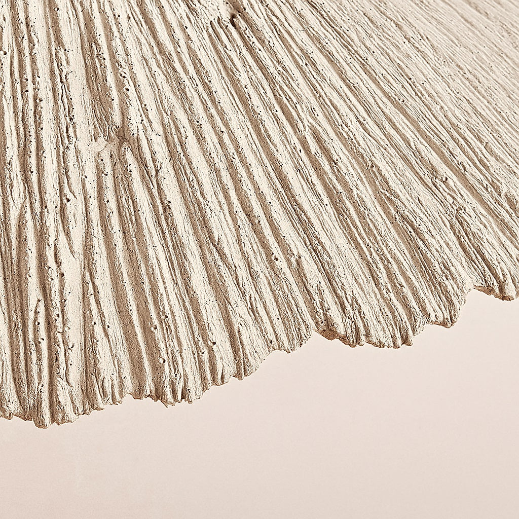 Zoom sur la texture nervurée d’un abat-jour en ciment brut, finition artisanale idéale pour une suspension design et naturelle.