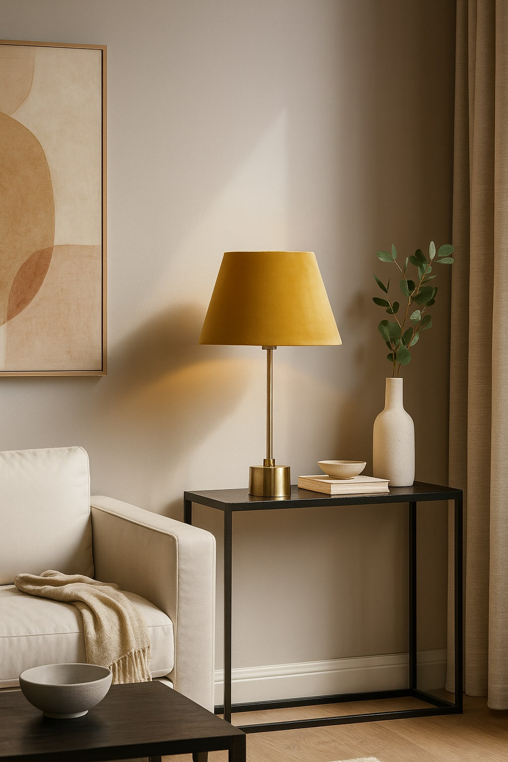 Abat-jour en velours jaune sur lampe dorée, intégré dans un salon moderne et élégant au décor épuré.