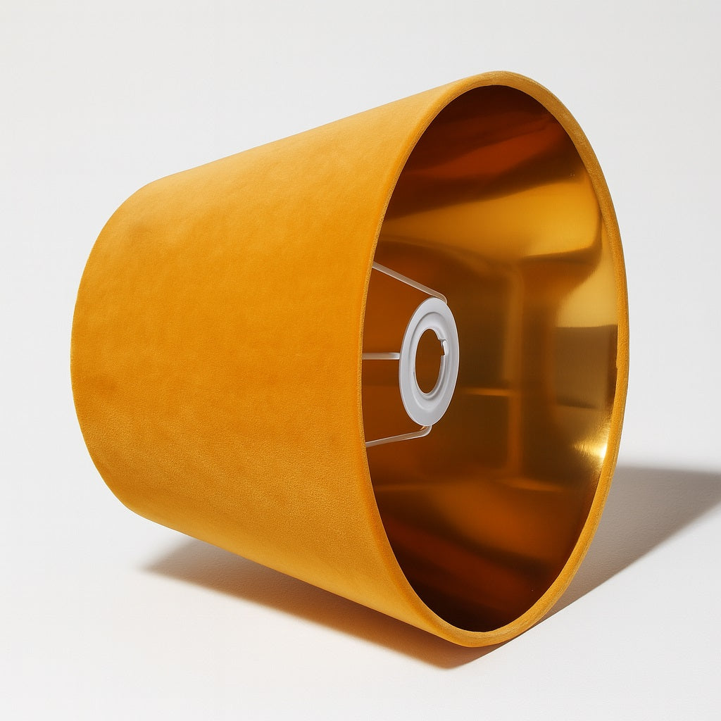 Abat-jour en velours jaune conique, intérieur doré brillant et structure métallique adaptée douille E27.