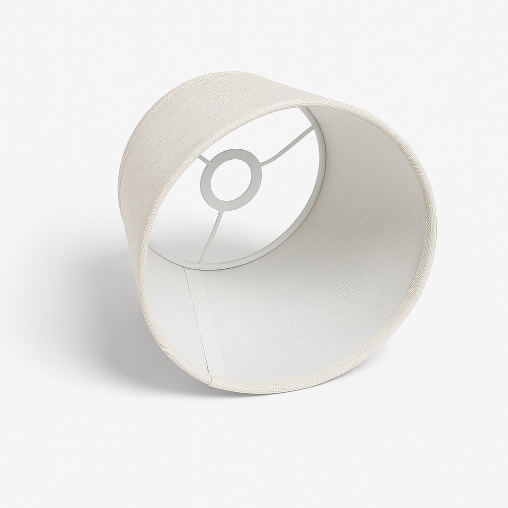 Abat-jour conique en lin blanc cassé, structure métallique solide, idéal pour lampe de chevet classique.