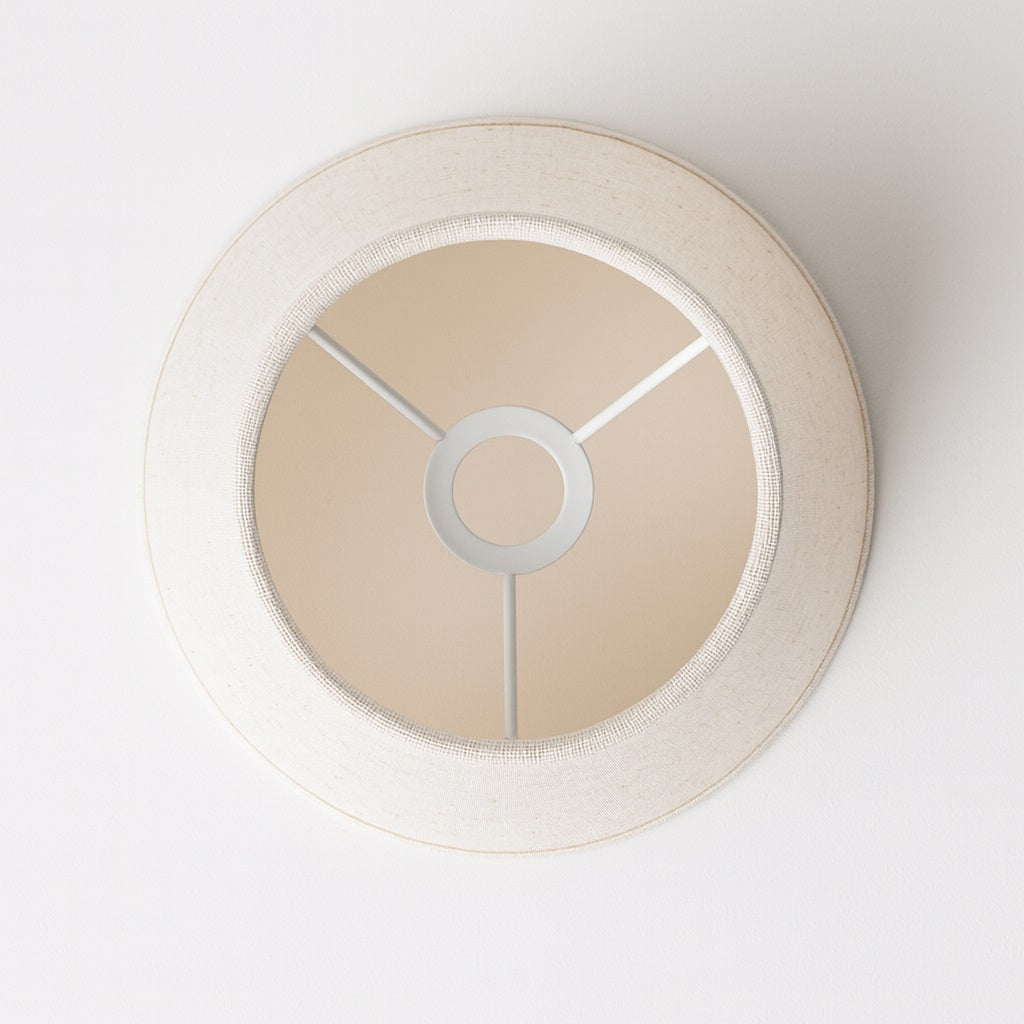 Vue intérieure d’un abat-jour en lin clair, montage facile et design élégant pour lampe de chevet ou table.
