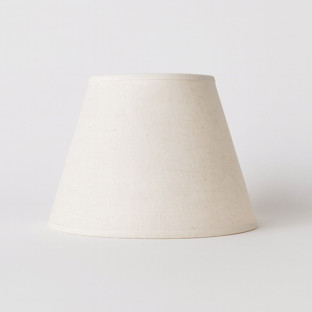 Abat-jour conique en lin blanc cassé, élégant et intemporel, parfait pour lampe de chevet ou lampadaire.