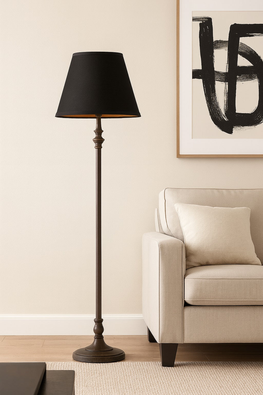 Lampadaire moderne avec abat-jour conique noir, parfait pour un salon élégant et contemporain.