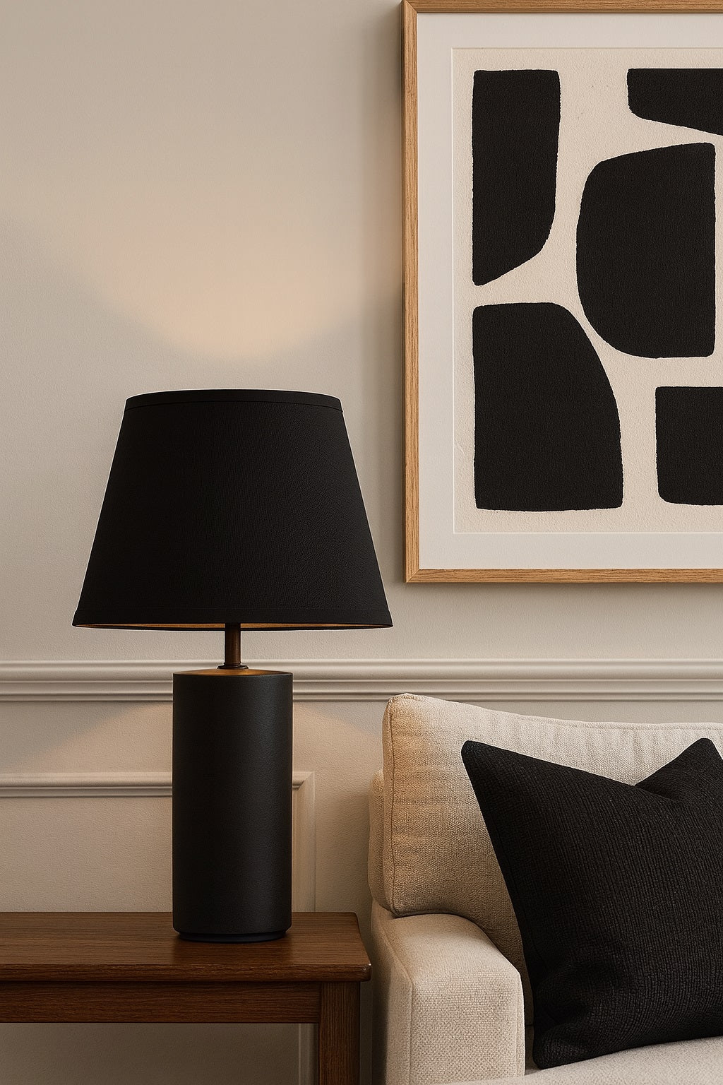 Lampe de chevet avec abat-jour conique noir, idéale pour créer une ambiance cosy et design.