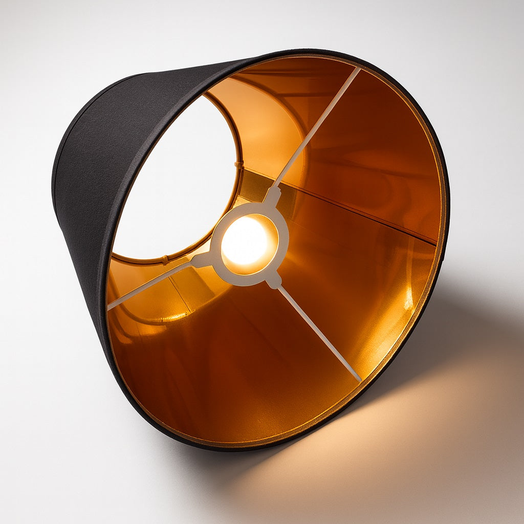 Abat-jour conique noir cuivré posé au sol, accessoire déco tendance pour lampe design.