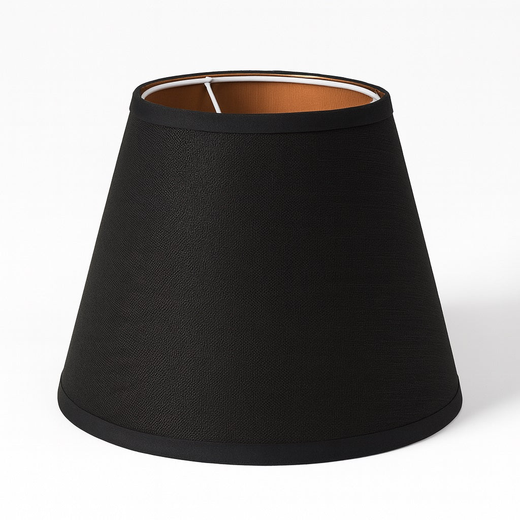 Abat-jour conique noir élégant pour lampe moderne, idéal pour un éclairage chic et raffiné dans votre intérieur.