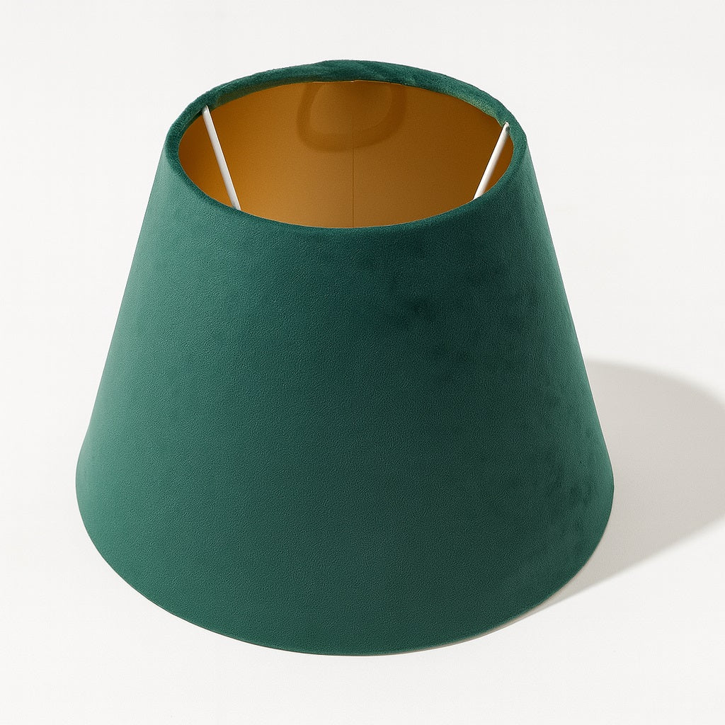 Abat-jour conique en velours vert, intérieur doré, parfait pour illuminer une lampe de chevet design.