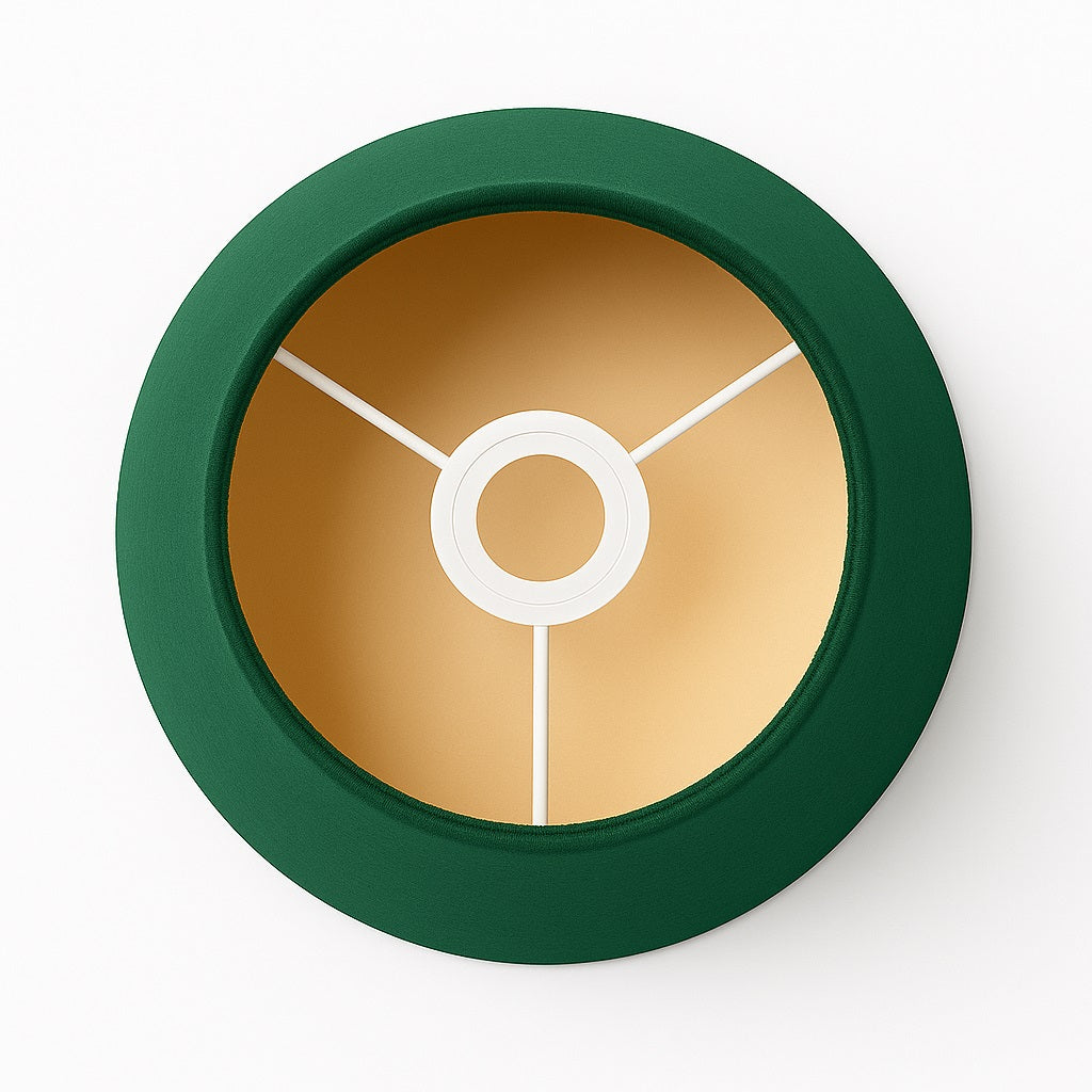 Vue du dessus d’un abat-jour conique vert foncé en velours, intérieur doré, compatible lampe de chevet.