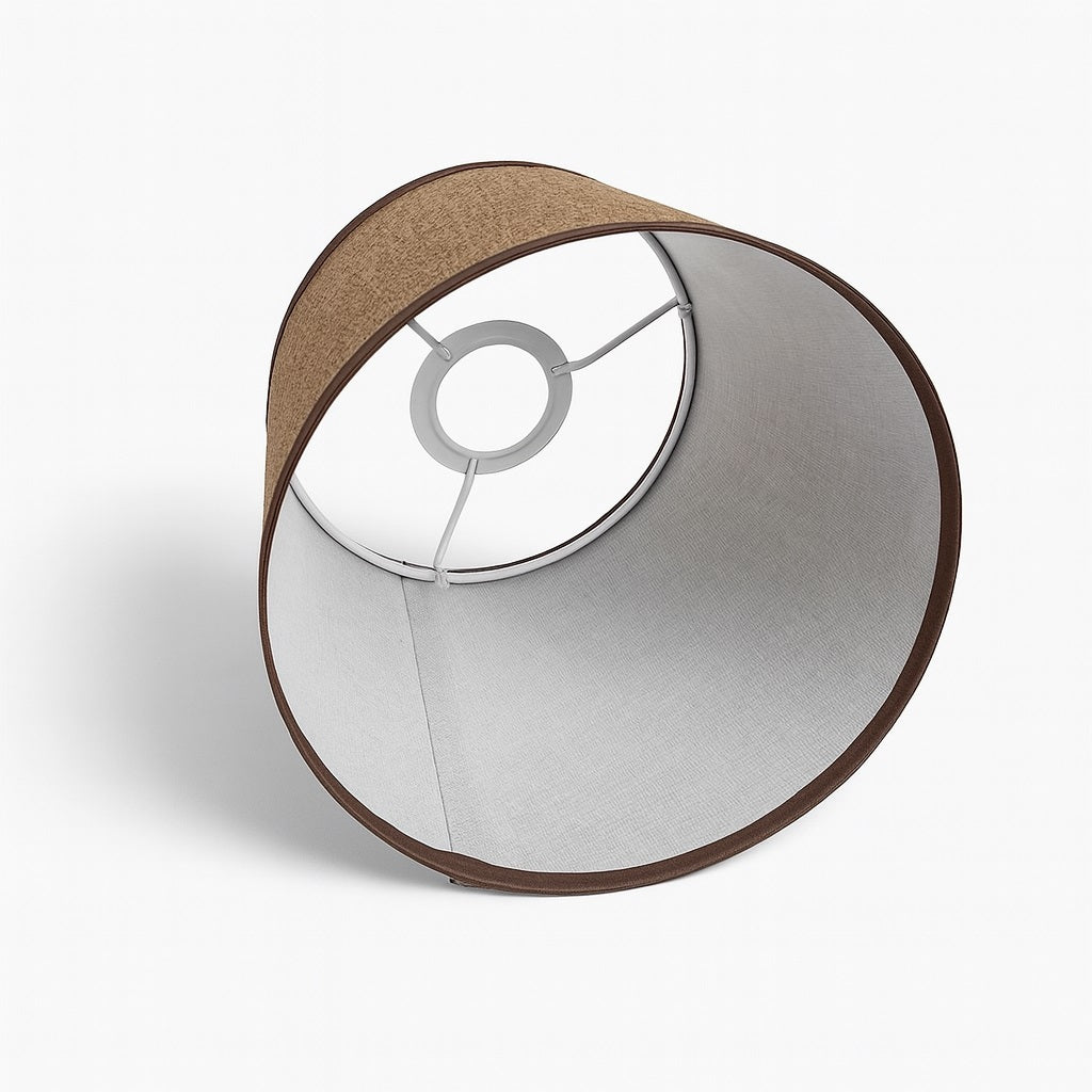 Abat-jour conique en lin avec structure métallique robuste, parfait pour lampe de chevet classique ou moderne.