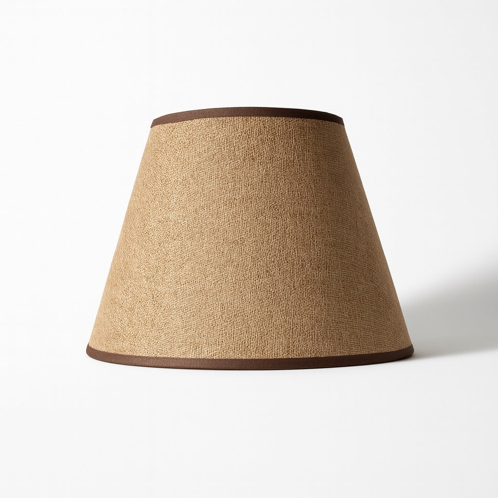 Abat-jour conique en lin naturel, accessoire élégant et intemporel pour lampe de chevet ou lampadaire.