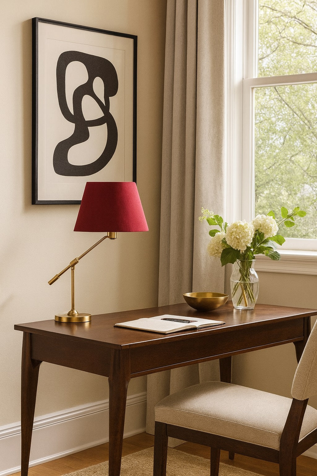 Lampe de chevet design avec abat-jour rouge en velours, apportant une touche chic à un bureau ou une chambre.
