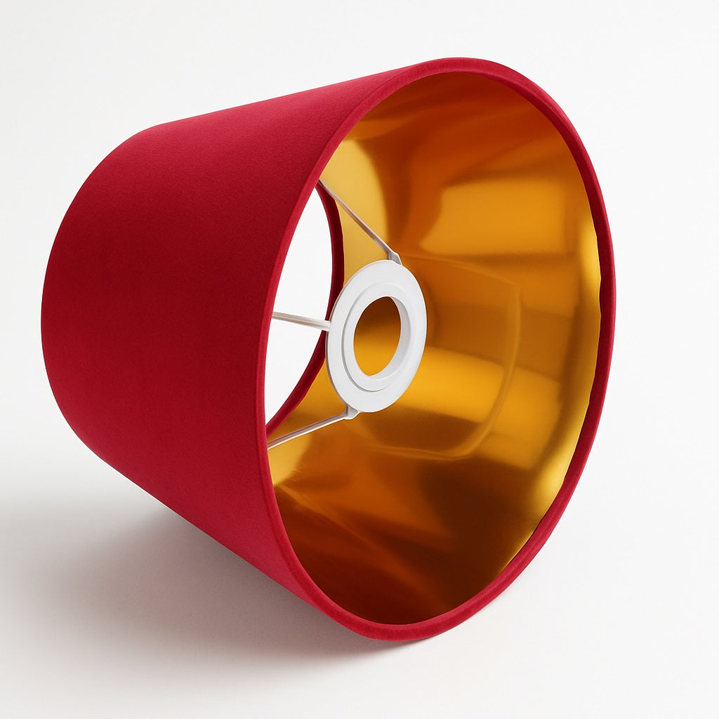 Abat-jour conique rouge en velours, intérieur doré brillant, adapté à une lampe de chevet élégante.
