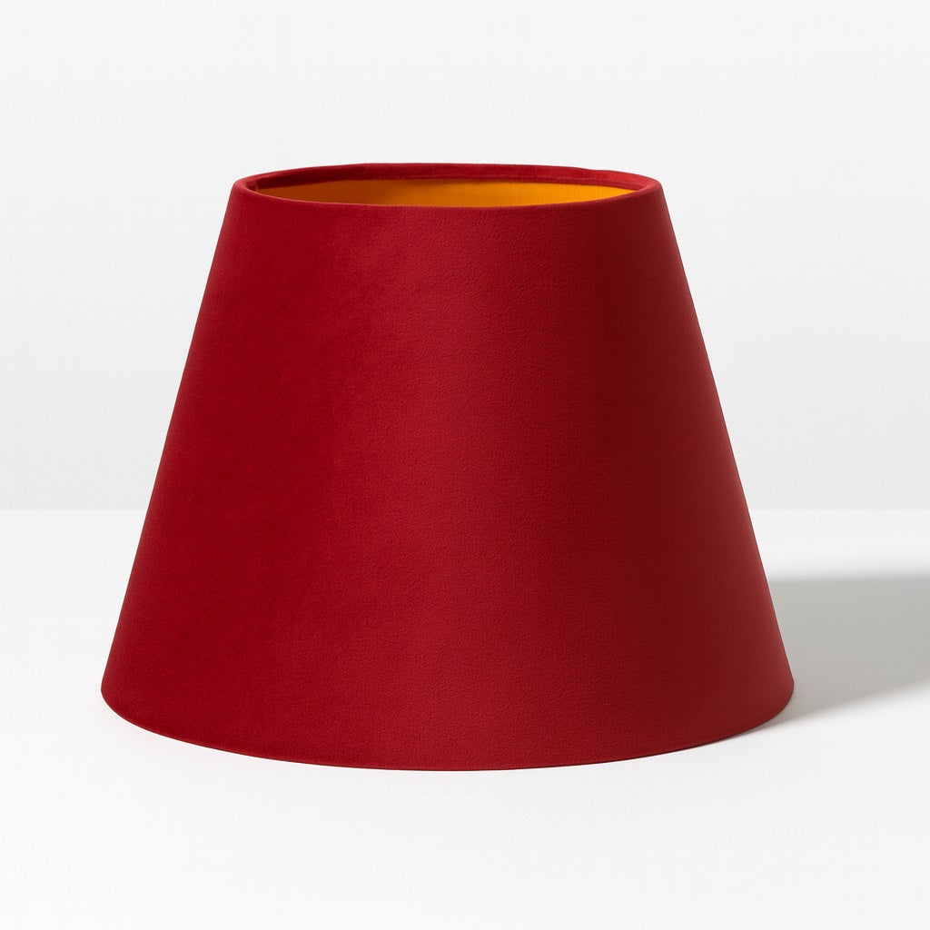 Abat-jour conique en velours rouge, élégant et chaleureux, parfait pour une lampe de chevet ou un lampadaire.