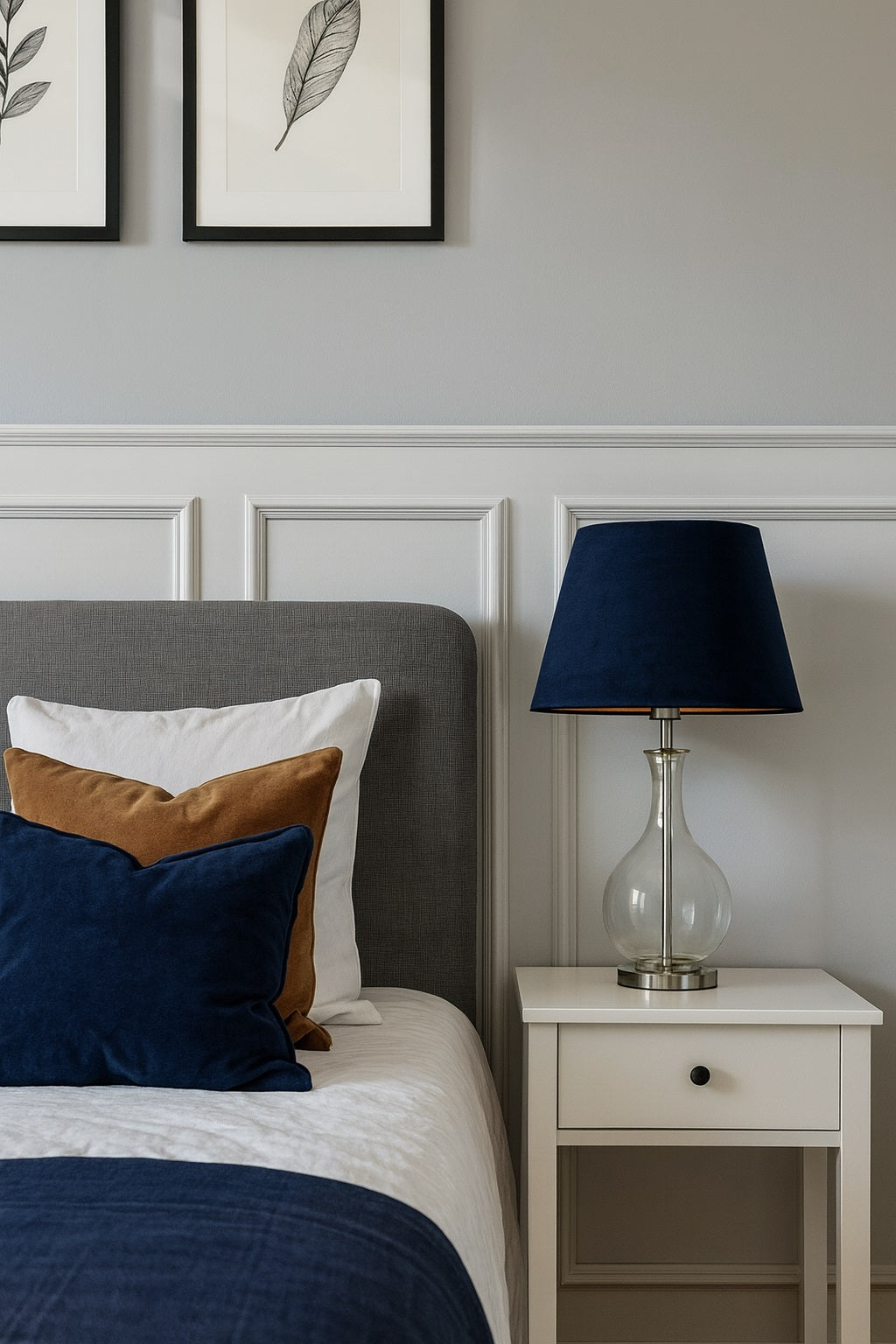 Lampe de chevet avec abat-jour bleu nuit en velours, apportant une touche chic à la décoration de chambre.