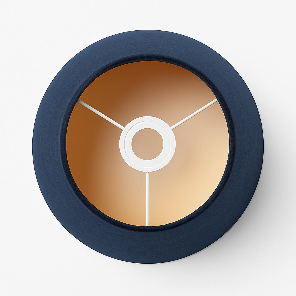 Vue du dessus d’un abat-jour conique bleu nuit en velours pour lampe de chevet design et moderne