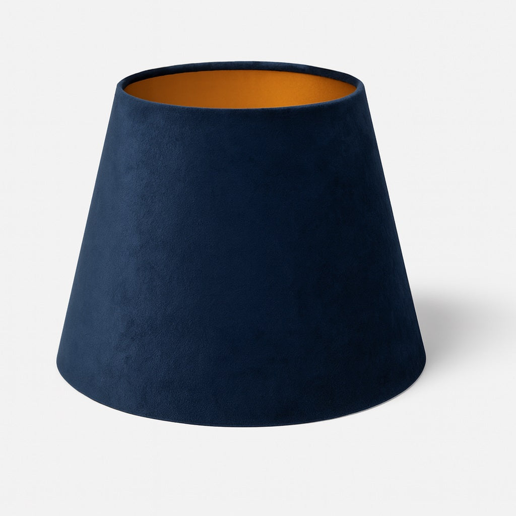 Abat-jour conique bleu nuit en velours, élégant pour lampe de chevet et décoration intérieure moderne.