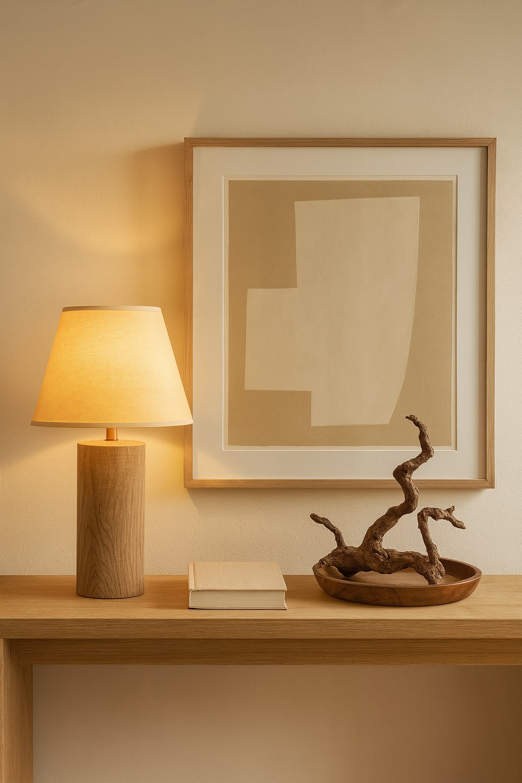 Lampe de chevet en bois avec abat-jour beige, diffuse une lumière douce pour une déco chaleureuse et naturelle.