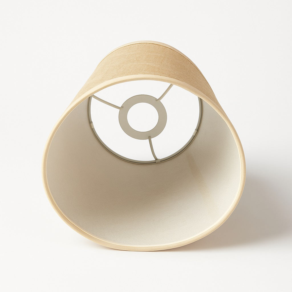 Abat-jour conique en lin beige, intérieur clair avec structure métallique, parfait pour lampe de chevet classique.