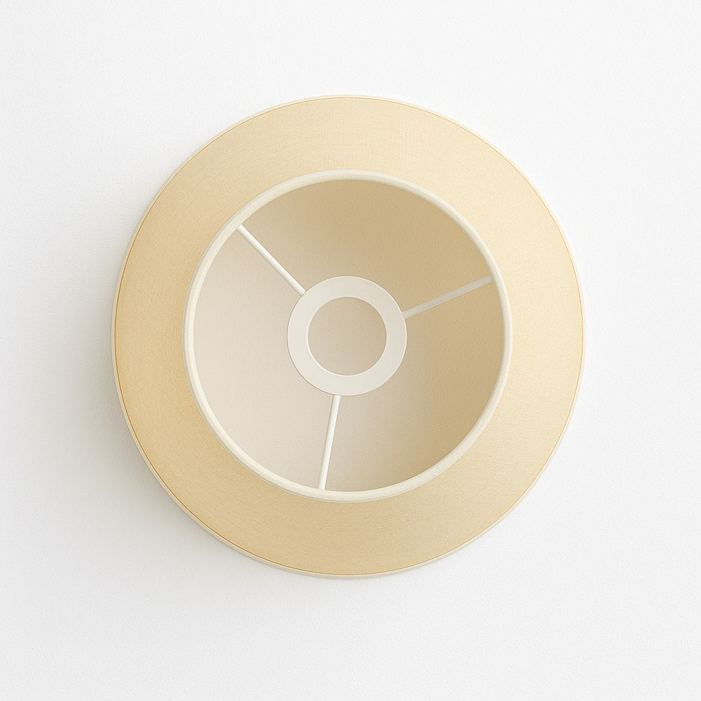 Vue intérieure d’un abat-jour en lin beige, montage simple et design élégant pour lampe de chevet ou lampadaire.
