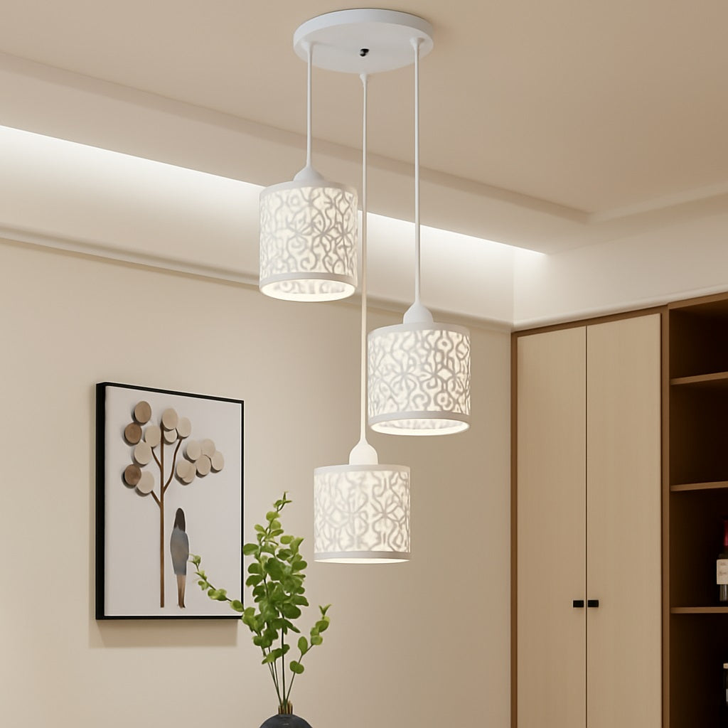 Suspension triple avec abat-jour cylindriques en métal blanc ajouré, lumière douce