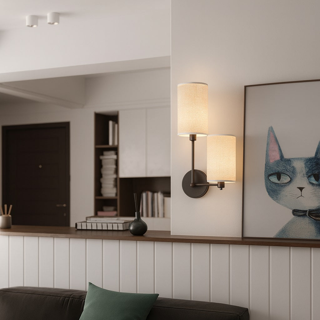 Abat-jour en tissu blanc diffusant une lumière douce sur des appliques murales dans un salon moderne