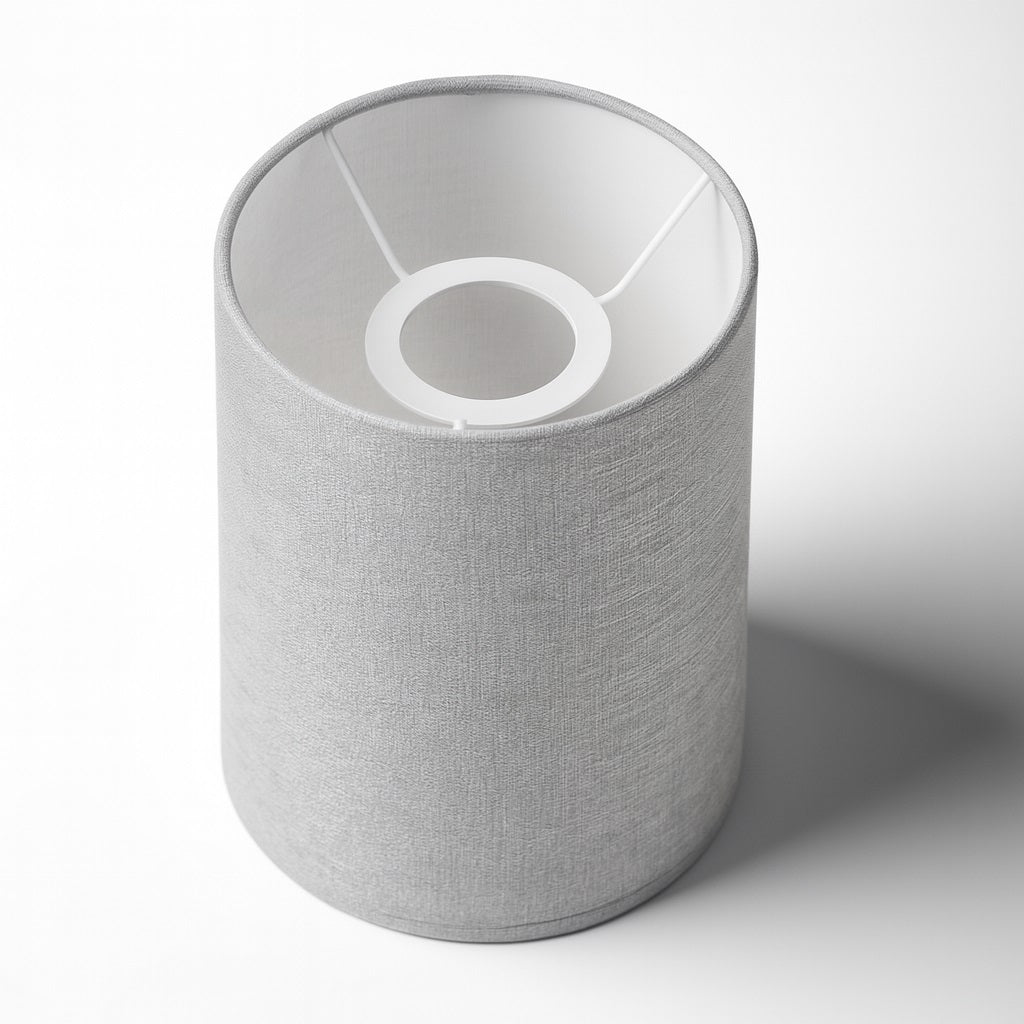 Vue en angle d’un abat-jour cylindrique en tissu gris clair avec armature intérieure blanche