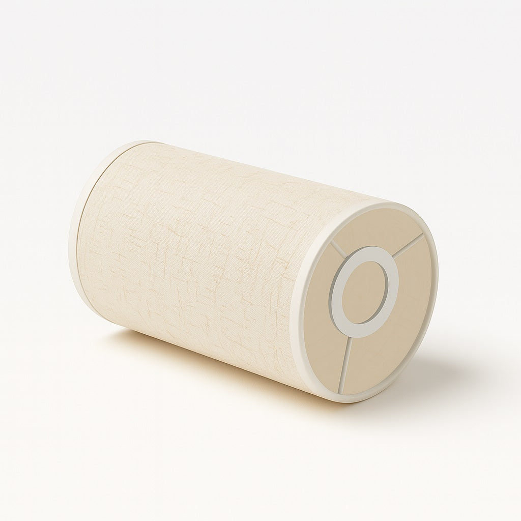 Abat-jour cylindrique en tissu texturé écru, vu en angle sur fond blanc, idéal pour lampe de chevet ou suspension.