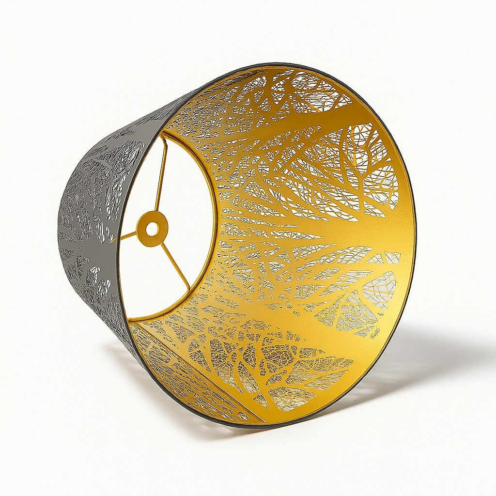 Abat-jour conique en métal noir ajouré avec intérieur doré, fixation harpe, effet lumière forêt, idéal pour lampe déco.