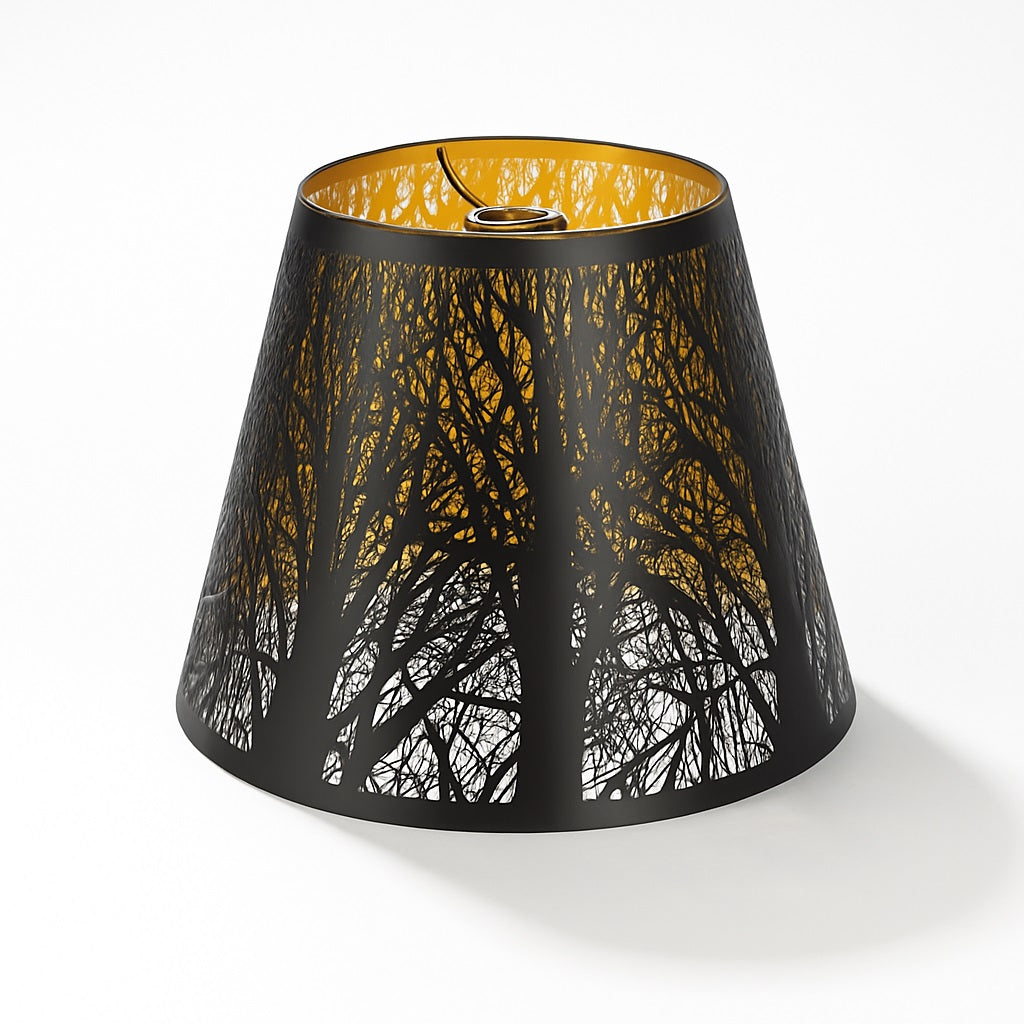 Abat-jour conique ajouré noir avec intérieur doré, motif forêt, idéal pour lampe ou suspension au style moderne et poétique.