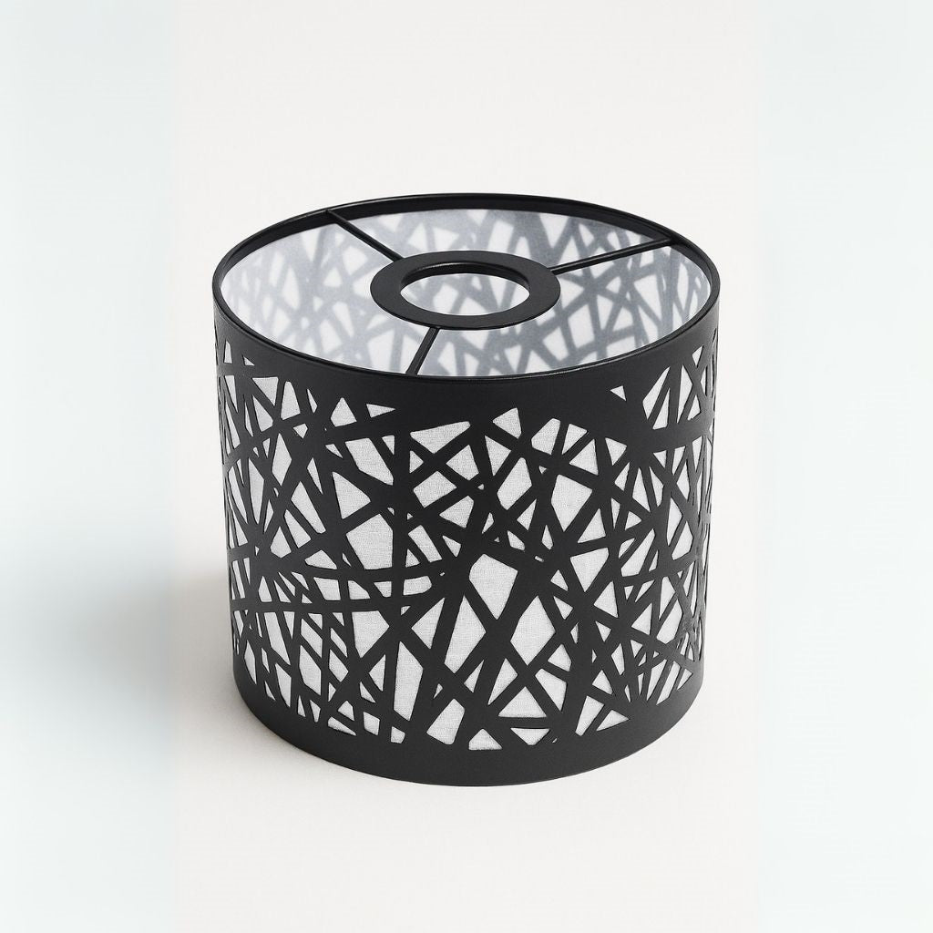 Abat-jour cylindrique noir en métal, motif entrelacé graphique, lumière tamisée – design moderne par Monsieur Abat-Jour.