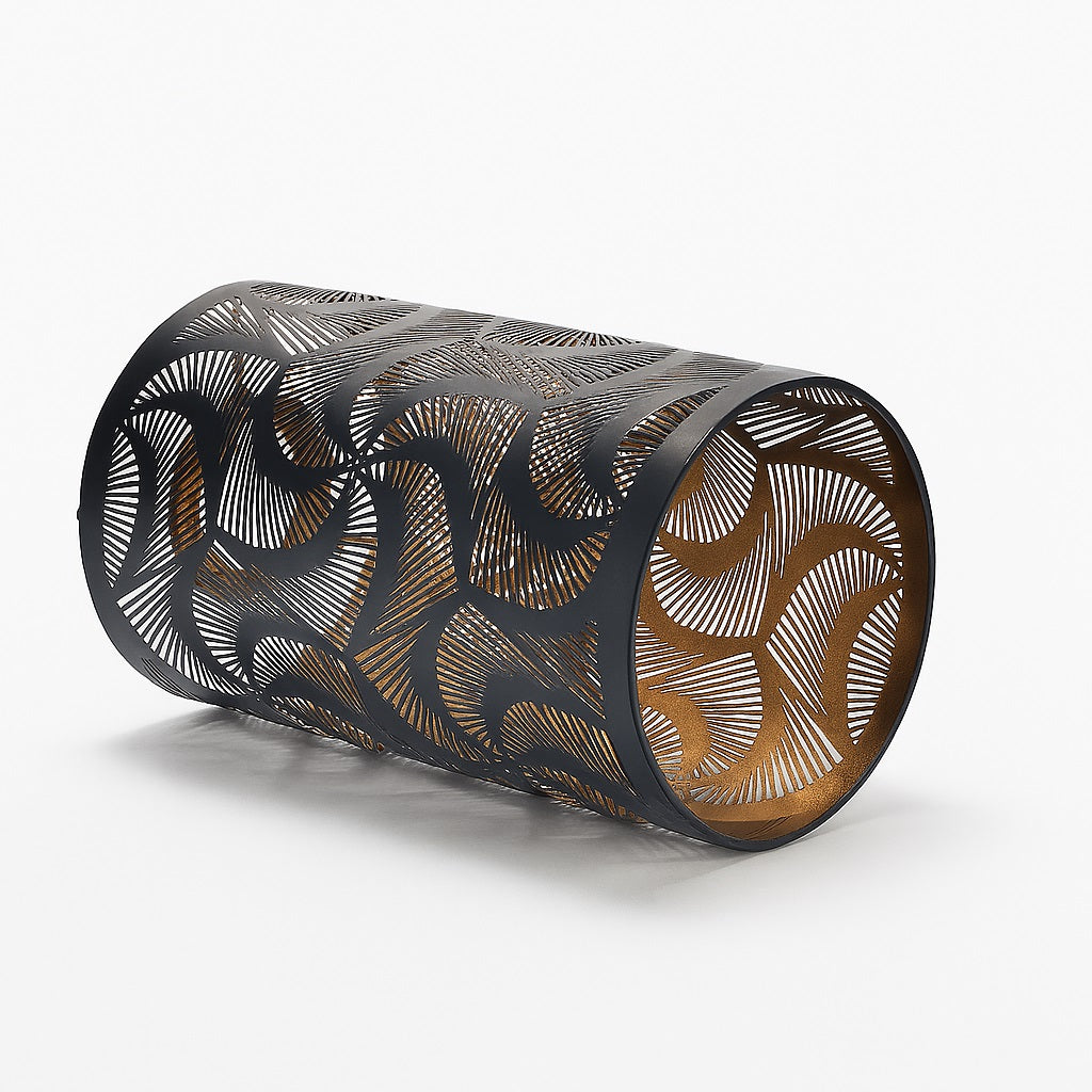 Abat-jour cylindrique en métal noir ajouré, motif ondulé graphique, vue couchée, intérieur doré, lumière tamisée, fixation E27.